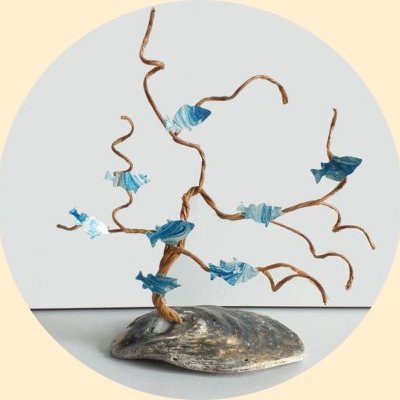 banc de poissons bleus sur huitre
