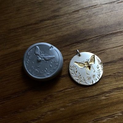 Médaille argent et dorure abeille et champ de fleurs