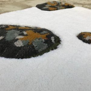 Tapis laine au handtufting roche lichen et neige