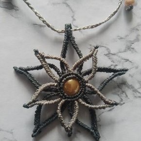 collier micro macramé