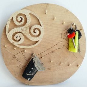 9 Tableau à clés en Noyer
