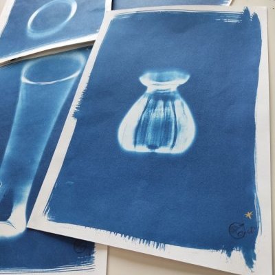 11 100 2026 cyanotype lartelierdescuriosites bleu papier atelier enfant (…)
