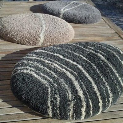Tapis coussin laine galets au handtufting