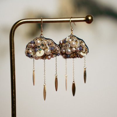 Boucles d'oreilles nuages brodés de perles