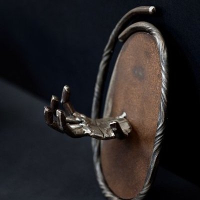 porte clef main métal Mouche