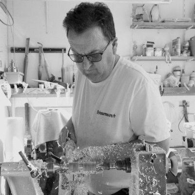 0 Eric dans son atelier